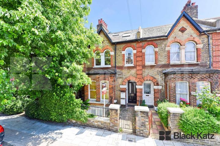 Split Level Apartment in Period House  Summerley Street, Earlsfield